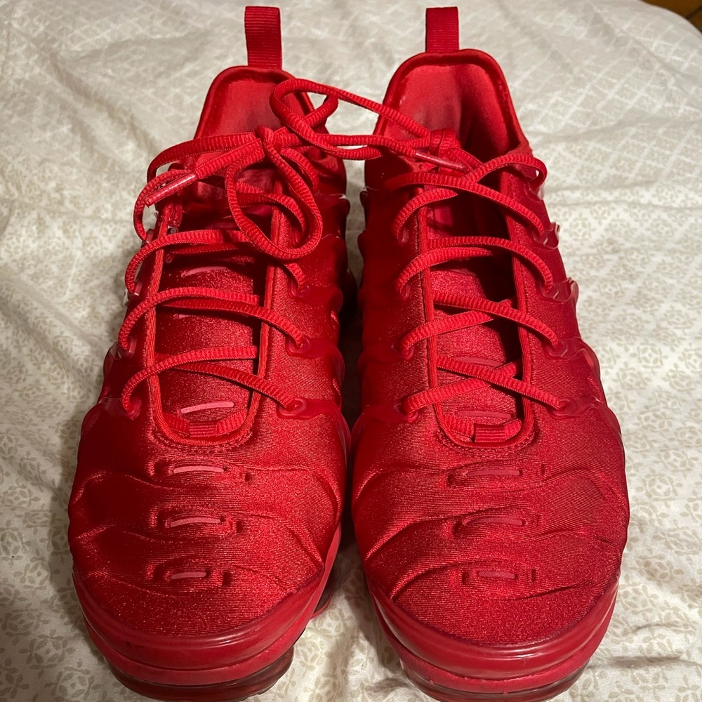 red vapormax plus